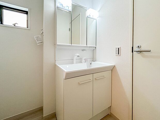 【三面鏡洗面化粧台】  ミラーを手前に引けば、楽な姿勢で髭剃りやメイクができます。合わせ鏡にすればヘアスタイルのチェックもラクラク。洗面化粧台のミラー裏にはたっぷり入る収納スペースを設けてい…