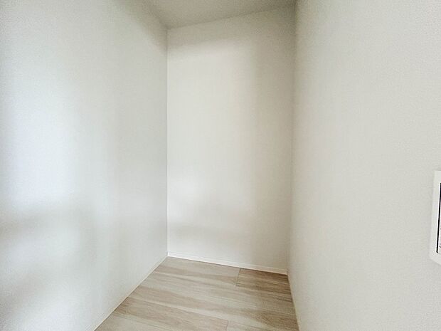 【WIC（ウォークインクローゼット）】  たくさんの洋服をかけてもシワになりにくいウォークインクローゼット。洋服以外にも、普段使わない家電やスーツケース、ストック品など何でも片付く嬉しい空間…