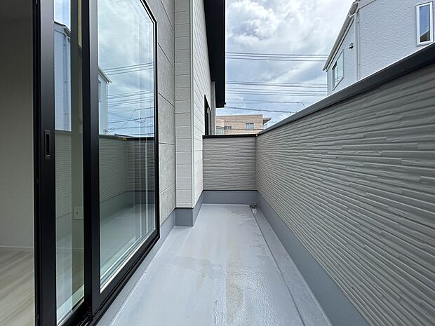 【バルコニー】 朝の澄んだ空気や、夕方に吹く清々しい風を五感で感じられるバルコニー。屋外にあって、住まいの中でも本当の自然を感じられるスペースです。