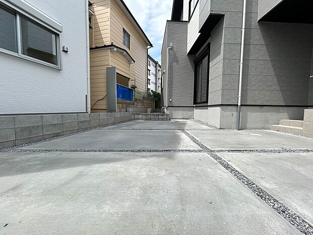 【駐車場】日々の暮らしにマイカーが必要。そんな方は物件の購入条件に駐車場は必須です。通勤に、家族のお迎えに、お買物に、おでかけに、クルマライフを楽しみたい方に。