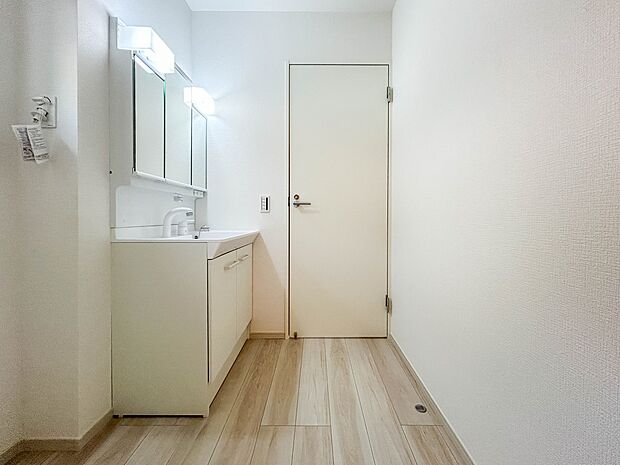 【脱衣所】脱衣所、洗面所は小さなプライベートスペース。歯磨き、洗顔と毎日施す個人空間。