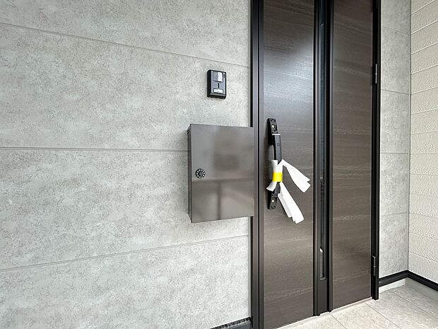 【郵便受け】郵便物には、ご家族の情報やクレジットカード・銀行口座情報など、個人情報が満載です。鍵付きのポストが、ご家族の個人情報をしっかりと守ります。