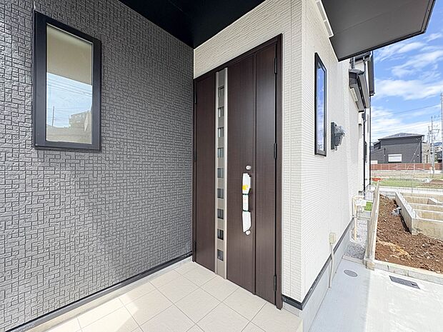 H号棟【玄関】玄関へ向かうまでのアプローチに漂う上質が期待感をもたせます。玄関は建物の顔。落着きを醸し出した自己主張が心に訴えてきます。