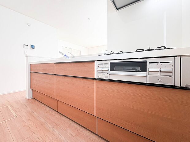 H号棟【LDK15.37帖】ナチュラルな自然光の中での調理。会話が弾む対面型キッチン。お洒落な食器類を余裕で収納できるスペース。動きやすい女性目線のキッチン動線。これからはお料理をつくる時間…