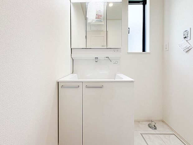 H号棟【洗面台】 十分な大きさの洗面台は、身だしなみチェックや歯磨きなど、朝の慌ただしい時間でもホテルライクなスペースで余裕とゆとりを感じて頂けます。