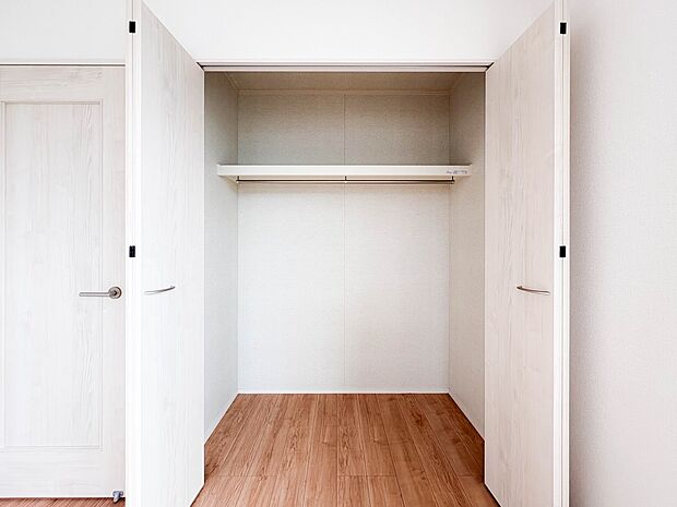 H号棟【WIC】たくさんの洋服をかけてもシワになりにくいウォークインクローゼット。洋服以外にも、普段使わない家電やスーツケース、ストック品など何でも片付く嬉しい空間です。