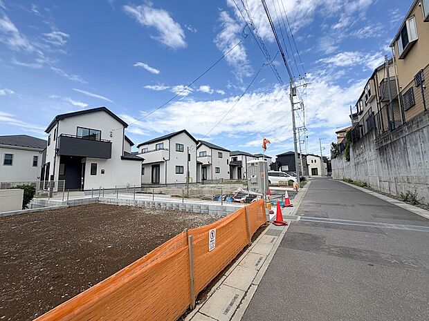 H号棟【前面道路含む現地外観】家の良し悪しだけでなく周辺環境も重要なポイント。