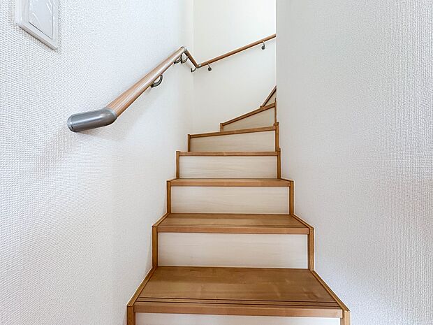 H号棟【手すり付き階段】手すりがないと階段の昇り降りで危険なことはもちろん、壁に手をつきながら歩くことで壁紙が汚れやすくなります。すべての方に快適に昇り降りしていただくため、手すりを設置しま…