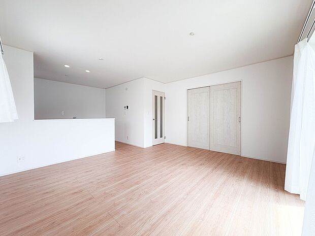 H号棟【LDK15.37帖】シンプルなデザインの家は風情がある。住む人のこだわりを感じる。外観も内装もいたってシンプル。居心地がよく、家事や趣味、子育てなどにも集中できる。家も人間も熟成する…