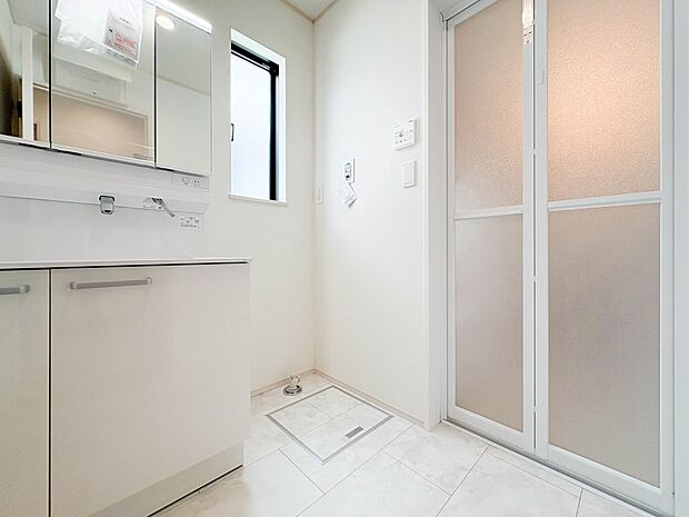 H号棟【脱衣所】洗面所は小さなプライベートスペース。歯磨き、洗顔と毎日施す個人空間。