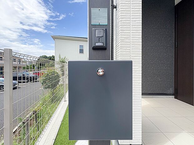 H号棟【郵便受け】録画機能を備えたカラーモニターと郵便受けの門柱