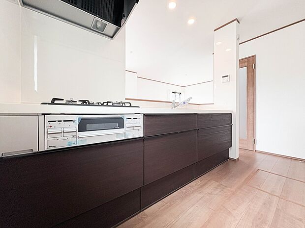 J号棟【LDK16.5帖】ナチュラルな自然光の中での調理。会話が弾む対面型キッチン。お洒落な食器類を余裕で収納できるスペース。動きやすい女性目線のキッチン動線。これからはお料理をつくる時間が…