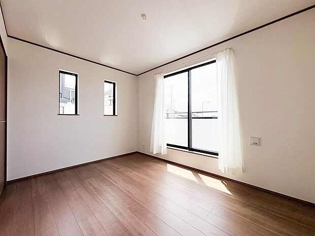 J号棟【寝室6帖】シンプルな内装はおしゃれのポイントです。シンプルは華美より飽きがこないからです。色や模様でおしゃれ感をだす。それがシンプルイズビューティーです。