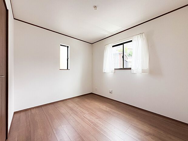 J号棟【子供部屋5.25帖】お子様のお部屋にぴったりなクロークを備えたフローリング仕様の洋室です。