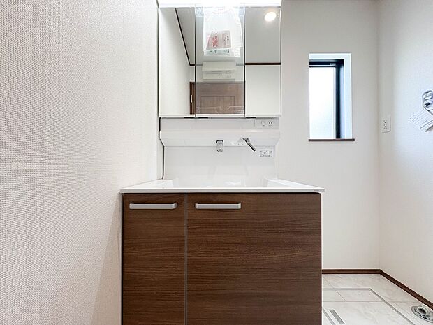 J号棟【洗面台】 十分な大きさの洗面台は、身だしなみチェックや歯磨きなど、朝の慌ただしい時間でもホテルライクなスペースで余裕とゆとりを感じて頂けます。