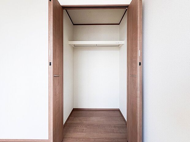 J号棟【WIC】たくさんの洋服をかけてもシワになりにくいウォークインクローゼット。洋服以外にも、普段使わない家電やスーツケース、ストック品など何でも片付く嬉しい空間です。