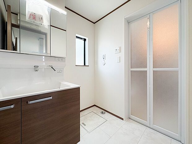 J号棟【脱衣所】洗面所は小さなプライベートスペース。歯磨き、洗顔と毎日施す個人空間。