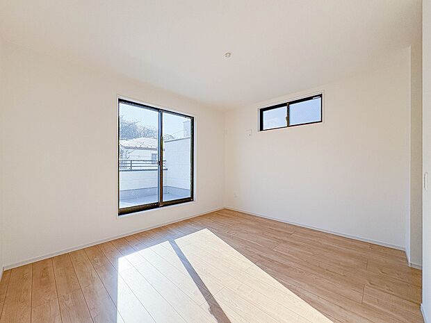 【洋室8.5帖】シンプルな内装はおしゃれのポイントです。シンプルは華美より飽きがこないからです。色や模様でおしゃれ感をだす。それがシンプルイズビューティーです。