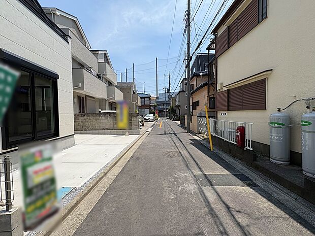 【前面道路4メートル】静かな通りに面した本物件は、落ち着いて暮らすことができます。  閑静な住宅街で比較的車の通りも少ないのでお子様も安心です。