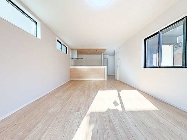 【LDK18.5帖】室内には豊かな陽光が注ぎ込み、爽やかな住空間を演出。