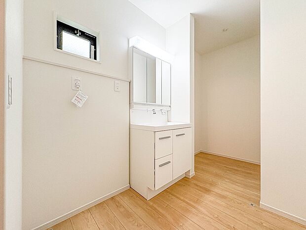 【脱衣所】洗面所は小さなプライベートスペース。歯磨き、洗顔と毎日施す個人空間。