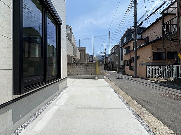 【庭】お庭があることで開放感が違います。建物の内部に光や風などを採り入れやすくなり住居環境がより良好になります。また多目的にご利用できます。