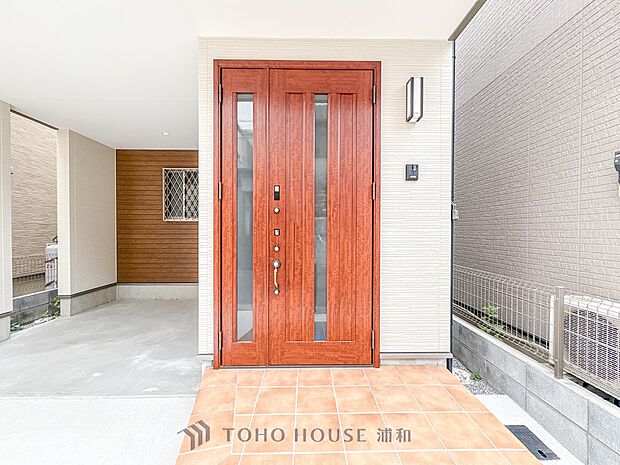 【玄関】家の顔となる玄関は、高いデザイン性が求められます。高級感と断熱性、防犯性に優れた玄関ドアを標準装備。ピッキング対策のセキュリティサムターン等、防犯に考慮しました。