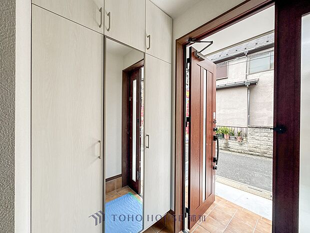 【玄関】大型のシューズボックスには靴やブーツ、サンダルはもちろん、ハンカチや手袋、バック類などのお出かけ用品、印鑑や朱肉なども収納可能です。