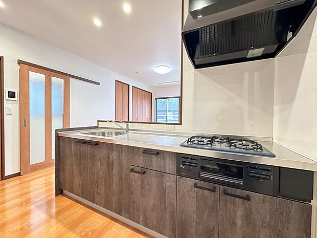 【LDK13.6帖】カウンターキッチンは広くて収納力もあるので、快適に料理をすることができます。食器や炊事用具を手の届くところに配置しやすいため調理もスピーディーですよ。