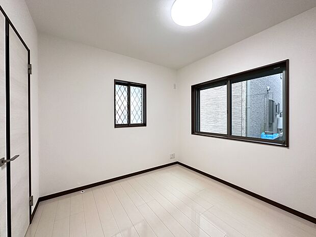 【BR4.7帖】お部屋が明るいだけで、ちょっと幸せになれる。陽ざしの心理効果のおかげです。お部屋に陽をたっぷりとりこみましょう。明るいお部屋にいると、顔もなぜか明るくなる。