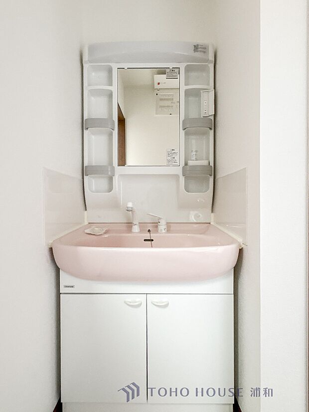 【三面鏡洗面化粧台】 ミラーを手前に引けば、楽な姿勢で髭剃りやメイクができます。合わせ鏡にすればヘアスタイルのチェックもラクラク。洗面化粧台のミラー裏にはたっぷり入る収納スペースを設けてい…