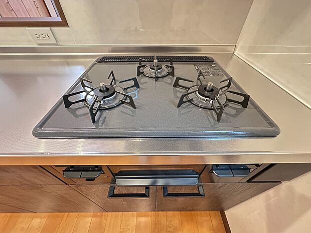 【三口ガスコンロ】三口ガスコンロは、炒め物などに適した強火力の「大バーナー」と天ぷらと煮物などに適した「標準バーナー」、奥にある弱火の「小バーナー」の3種類のバーナーが搭載されています。