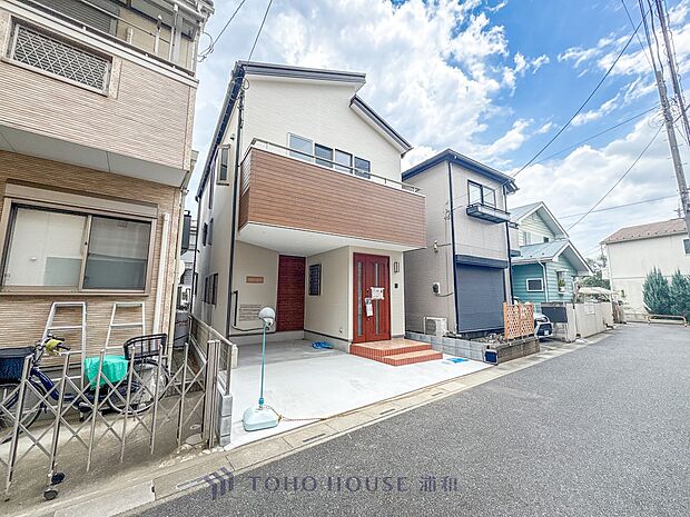 【外観】堂々たる趣ながら、主張し過ぎずどこか余裕を感じさせるシャープなフォルムで佇む邸宅は、晴天の空と照らし合わせる事で、本来あるべき完成形の姿を見せてくれます。