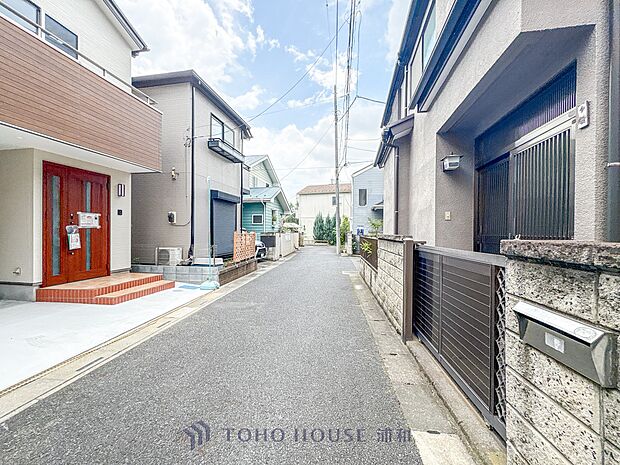 【前面道路4m公道】家の前をまっすぐの通りが走っている。クルマは少なく、人々は毎朝、ウォーキング、ジョギング、犬の散歩など、フリーな朝時間を過ごしている。