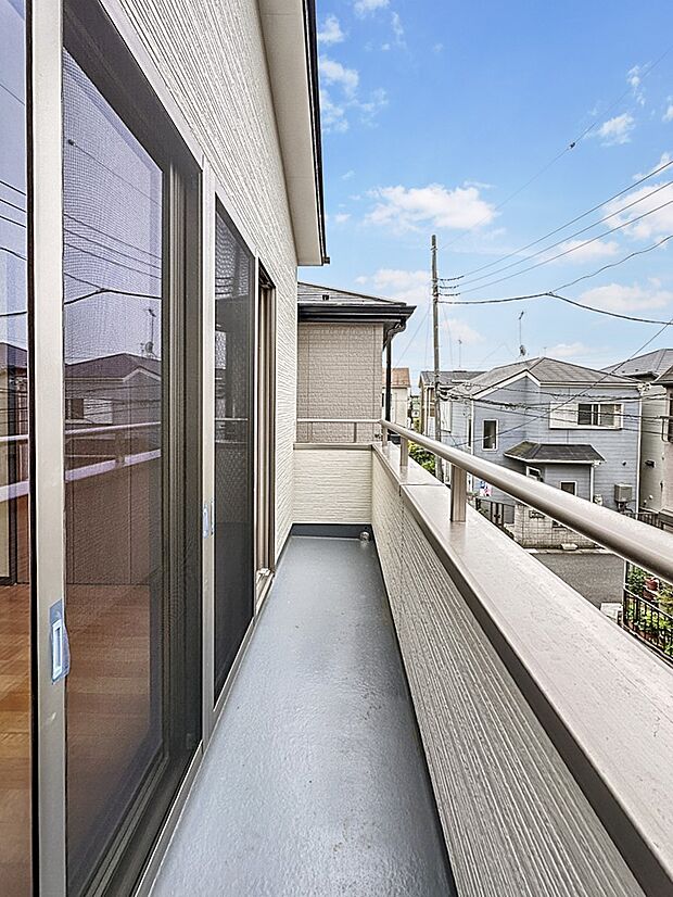 【バルコニー】 バルコニーから差し込む陽光・通風は、住環境・快適性と共に有り続ける貴重な「財産」です。