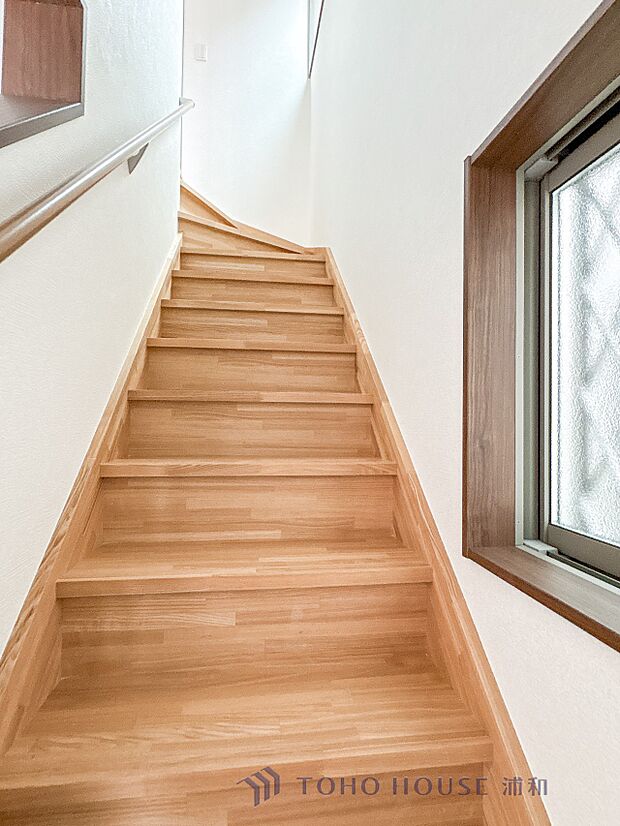 【手すり付階段】手すりがないと階段の昇り降りで危険なことはもちろん、壁に手をつきながら歩くことで壁紙が汚れやすくなります。すべての方に快適に昇り降りしていただくため、手すりを設置しました。