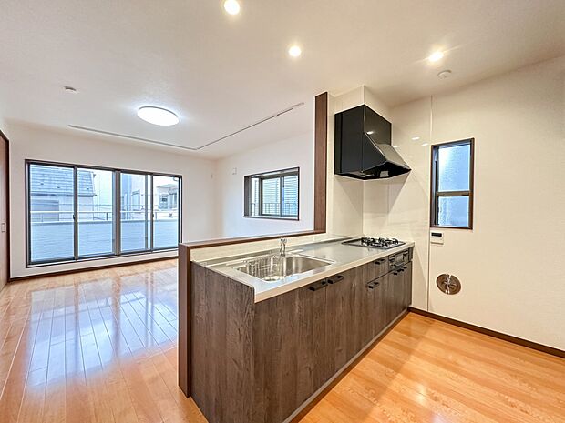 【LDK13.6帖】シンプルなデザインの家は風情がある。住む人のこだわりを感じる。外観も内装もいたってシンプル。居心地がよく、家事や趣味、子育てなどにも集中できる。家も人間も熟成するほどシン…