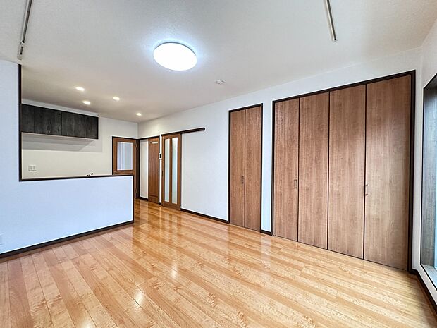 【LDK13.6帖】シンプルなデザインの家は風情がある。住む人のこだわりを感じる。外観も内装もいたってシンプル。居心地がよく、家事や趣味、子育てなどにも集中できる。家も人間も熟成するほどシン…