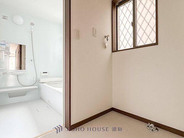 【脱衣所】脱衣所です。サニタリー収納付き。タオルや下着類等の保管場所として。