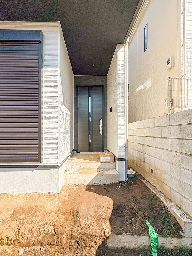 【玄関】家の顔となる玄関は、高いデザイン性が求められます。高級感と断熱性、防犯性に優れた玄関ドアを標準装備。ピッキング対策のセキュリティサムターン等、防犯に考慮しました。