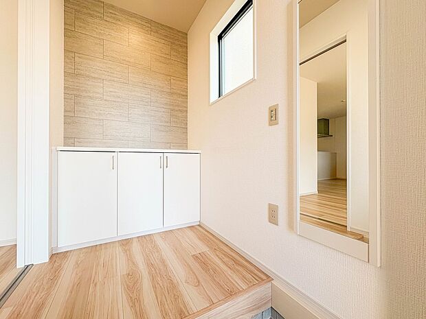 【玄関】大型のシューズボックスには靴やブーツ、サンダルはもちろん、ハンカチや手袋、バック類などのお出かけ用品、印鑑や朱肉なども収納可能です。