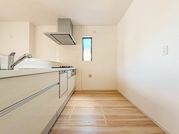 【キッチン】ナチュラルな自然光の中での調理。会話が弾む対面型キッチン。お洒落な食器類を余裕で収納できるスペース。動きやすい女性目線のキッチン動線。これからはお料理をつくる時間が劇的に変わりま…