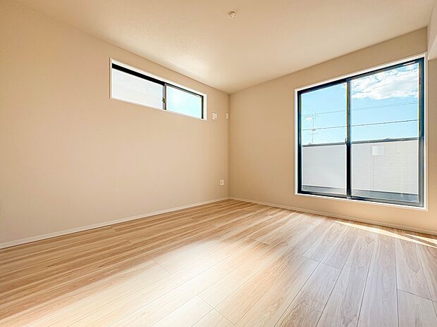 【寝室　8.4帖】柔らかな陽光とフローリングの色味が調和した快適な空間。