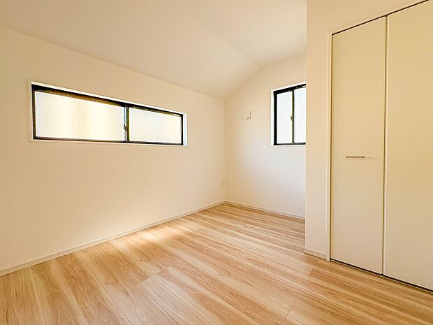 【子供部屋4.5帖】お子様のお部屋にぴったりなクロークを備えたフローリング仕様の洋室です。