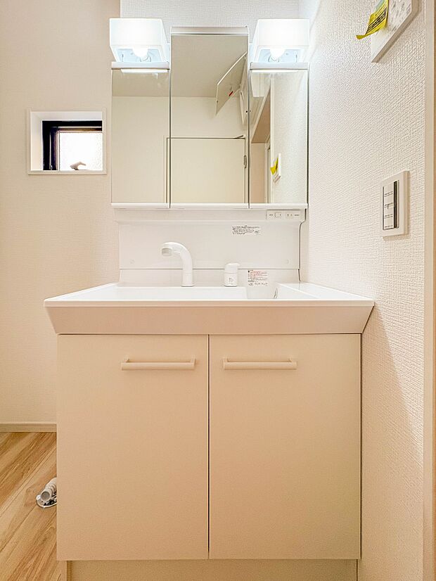 【洗面台】 十分な大きさの洗面台は、身だしなみチェックや歯磨きなど、朝の慌ただしい時間でもホテルライクなスペースで余裕とゆとりを感じて頂けます。