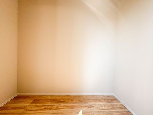 【WIC（ウォークインクローゼット）】何より、中に入れば全ての服が見てわかるので選択しやすいんです。朝の忙しいときなど便利だな〜と思いますよ。一つのスペースで済むって所がいいんですよね。