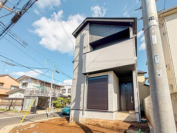 【外観】角地の開放的な立地