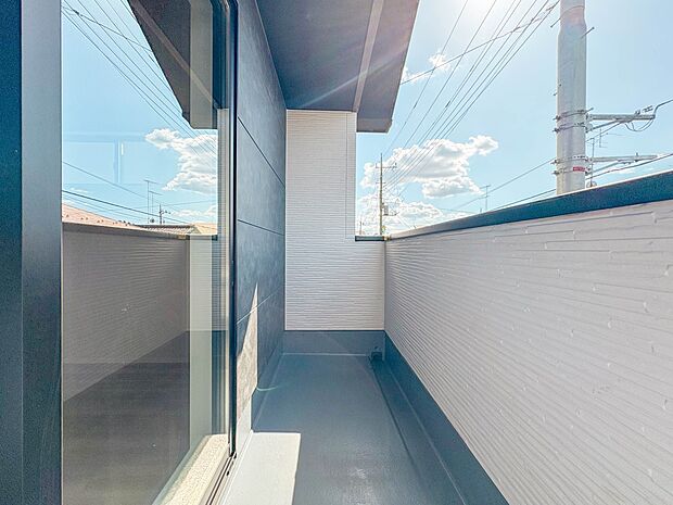 【バルコニー】  バルコニーから差し込む陽光・通風は、住環境・快適性と共に有り続ける貴重な「財産」です。