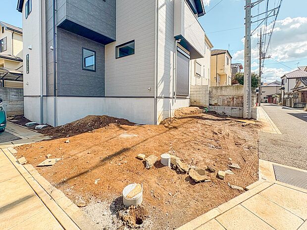 【駐車場】カースペース2台可／駐輪スペース。広々カースペースです。自転車、バイクなども置き場に困りません。