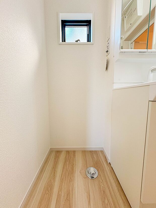 【ランドリースペース】毎日使う洗濯機。しっかりと奥行きのある置き場が確保されています。